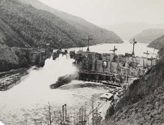 Шесть фотографий, освещающих строительство Саяно-Шушенской ГЭС.